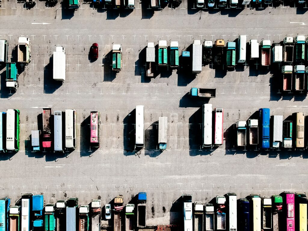 Preço médio do frete aumenta, chegando em R$ 6,97 em Janeiro aerial photo of parking lot during daytime